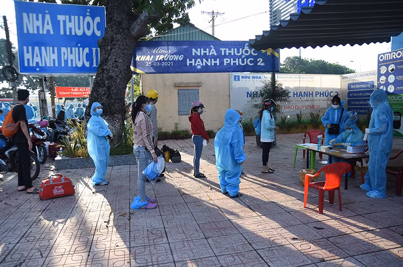 Công dân xếp hàng xét nghiệm nhanh Covid-19 trước khi lên đường về quê tỉnh Đắk Lắk.