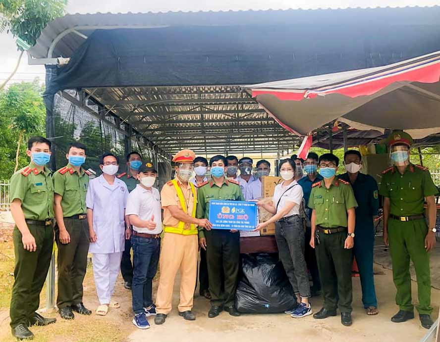 Đoàn khối Xây dựng lực lượng phối hợp Công ty Phạm Gia Khang trao tặng vật dụng y tế cho lực lượng làm nhiệm vụ phòng-chống dịch Covid-19 ở xã Chư Ngọc (huyện Krông Pa). Ảnh: Phan Lài Đoàn khối Xây dựng lực lượng phối hợp Công ty Phạm Gia Khang trao tặng vật dụng y tế cho lực lượng làm nhiệm vụ phòng-chống dịch Covid-19 ở xã Chư Ngọc (huyện Krông Pa)