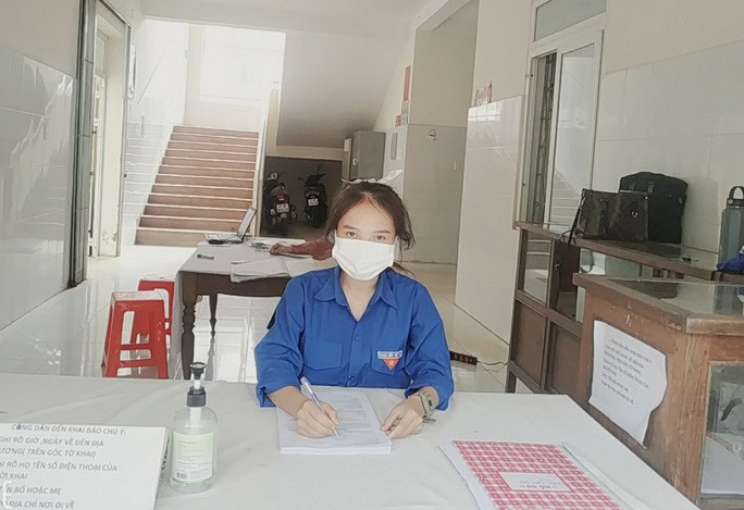 Mỗi ngày, nữ sinh Nguyễn Thị Cúc đều đạp xe tới Trạm Y tế xã để hỗ trợ lực lượng tuyến đầu