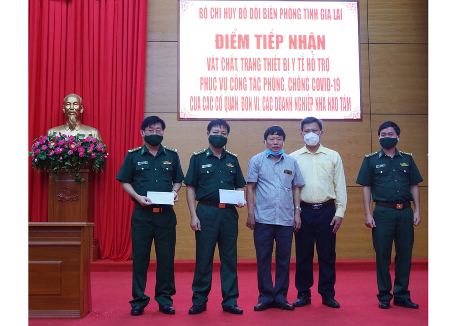  Đại diện Công ty TNHH một thành viên Cao su Chư Păh trao tiền ủng hộ phòng-chống dịch. Ảnh: Phương Dung