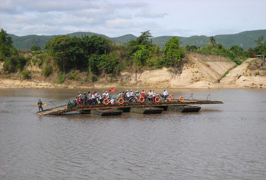  Phương tiện phà của quân đội hỗ trợ người dân vùng bị thiên tai qua sông. Ảnh: Thanh Nhật