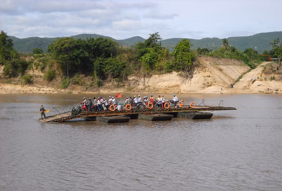  Phương tiện phà của quân đội hỗ trợ người dân vùng bị thiên tai qua sông. Ảnh: Thanh Nhật