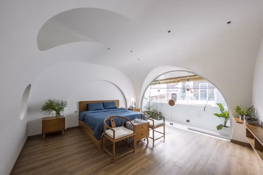 Ánh sáng được sắp xếp tùy theo khu và chia không gian thành những mảng sáng tối, tĩnh lặng và tương phản về nhiệt độ. 