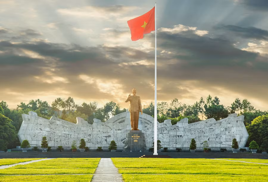  Tượng đài Bác Hồ với các dân tộc Tây Nguyên ở Quảng trường Đại Đoàn Kết (TP. Pleiku). Ảnh: Hồ Anh Tiến