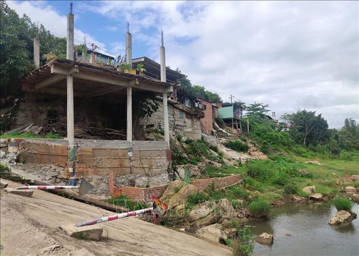 Các hộ dân sinh sống ven sông Đăk Pne, huyện Kon Rẫy nơm nớp lo sợ vì bờ sông đã sạt lở nghiêm trọng, ăn sâu vào móng nhà.