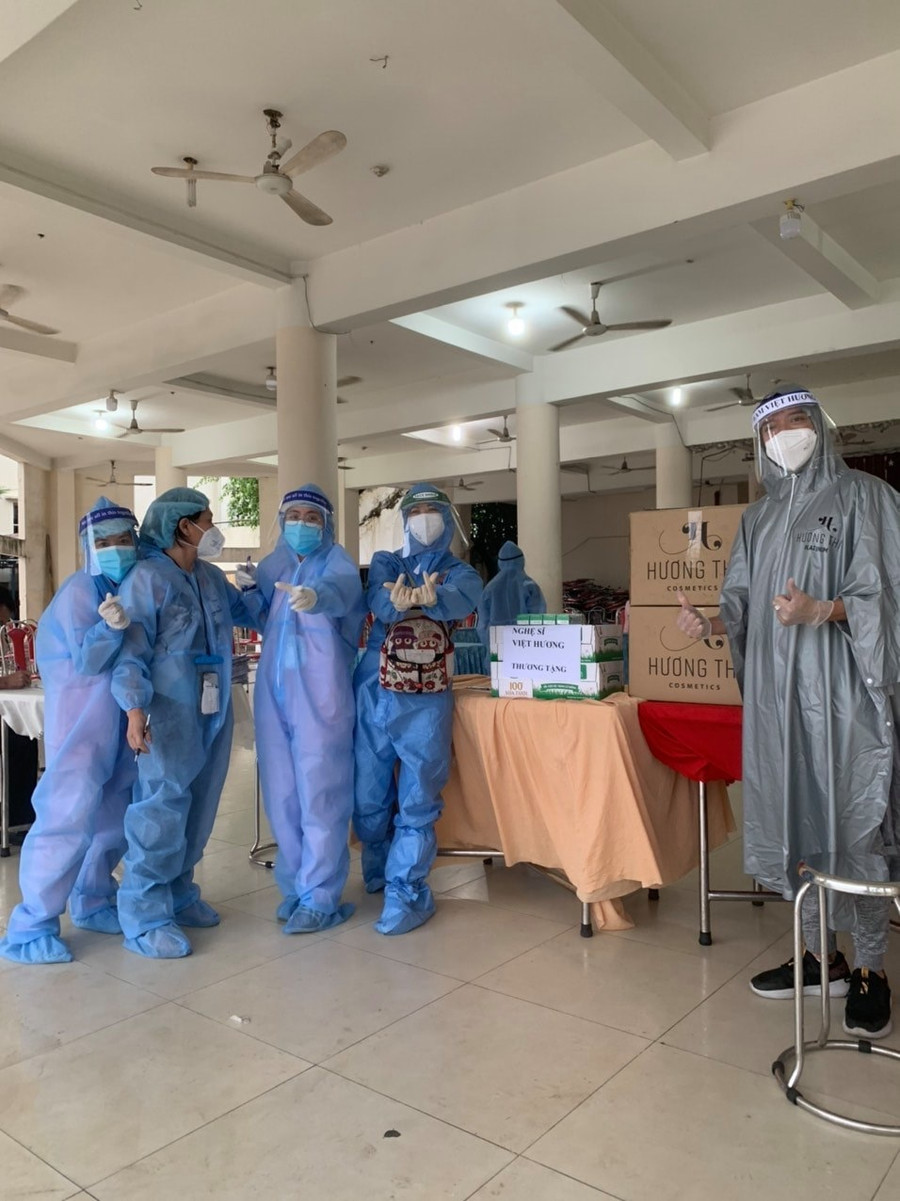 Việt Hương khẳng định không đứng ra kêu gọi mà sẽ dùng tiền cá nhân để giúp đỡ người dân. Ảnh: FBNV