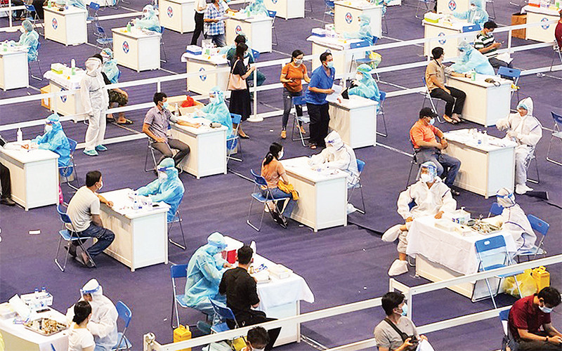 Người dân đến tiêm vắc-xin ngừa Covid-19 tại Nhà thi đấu Phú Thọ, quận 11, TP Hồ Chí Minh.