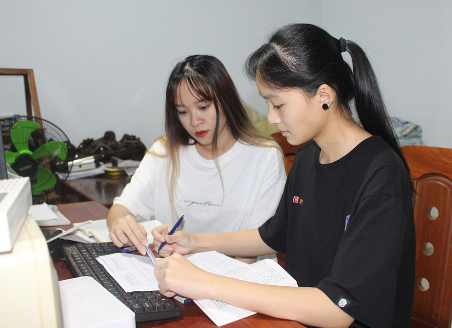 2 chị em Cao Hoàng Thảo Nhi (bìa trái) và Cao Hoàng Phương Nhi được kết nạp Đảng khi tốt nghiệp THPT. Ảnh: Phan Lài