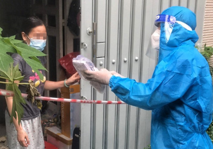 Bác sĩ gia đình mang thuốc đến tận nhà F0. Ảnh: NVCC