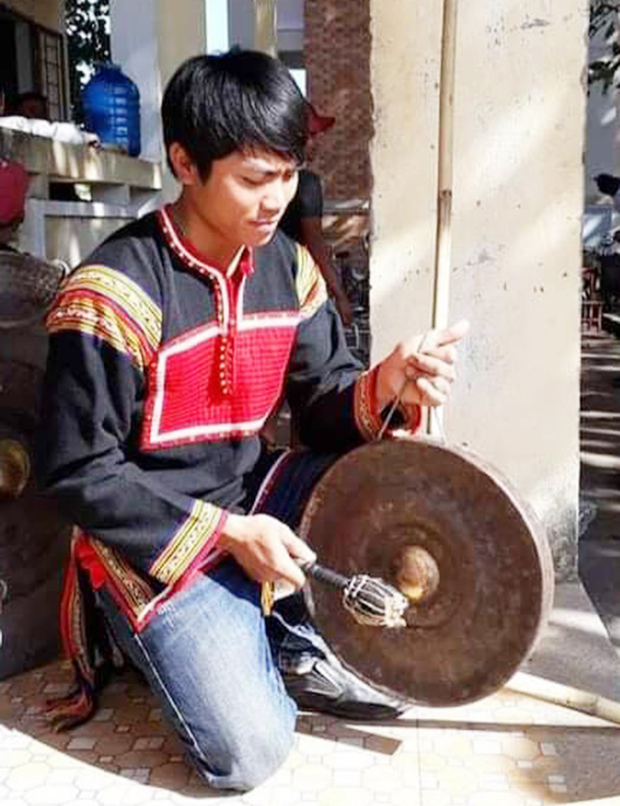 Tại buôn Plei Pa Ama Đă (xã Chư Mố, huyện Ia Pa), anh Ksor Nghĩa là người đánh chiêng khá nổi tiếng. Ảnh: R'Ô HOK  Anh Ksor Nghĩa là thành phần không thể thiếu của đội cồng chiêng xã Chư Mố. Ảnh: R'Ô HOK