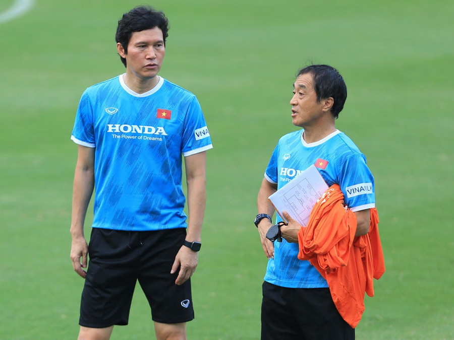 Trợ lý Park Choong-kyun (trái) và Lee Young-jin ở buổi tập ngày 12.8. Ảnh: VFF