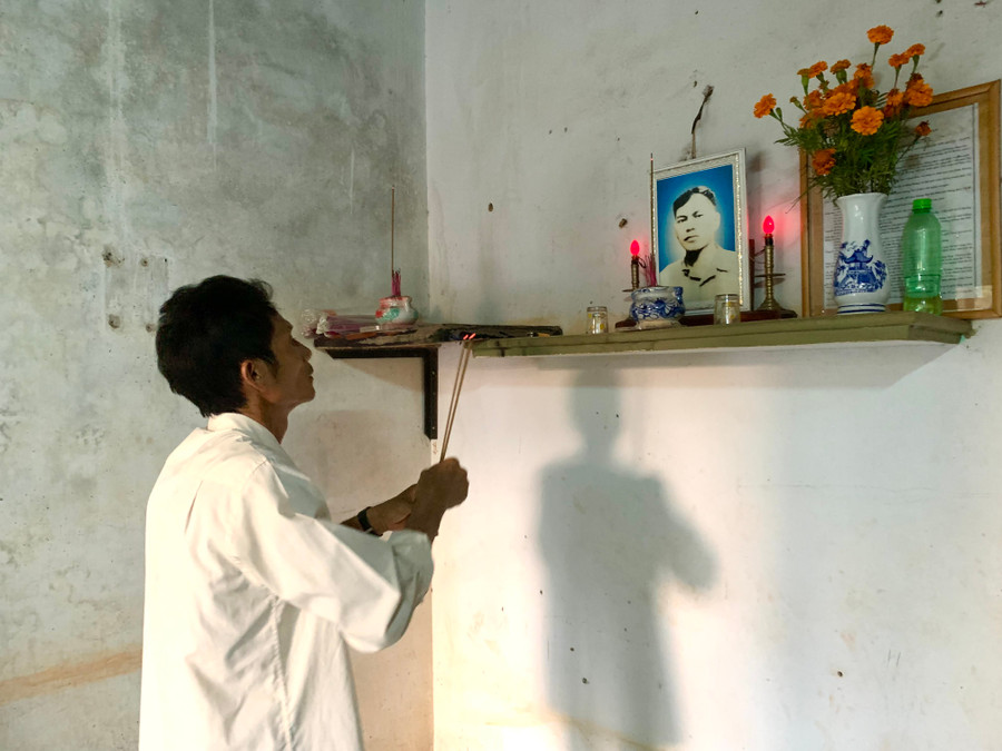 Anh Lê Văn Lang ngày ngày chăm lo hương khói cho Anh hùng Kpă Klơng. Ảnh: Phương Linh