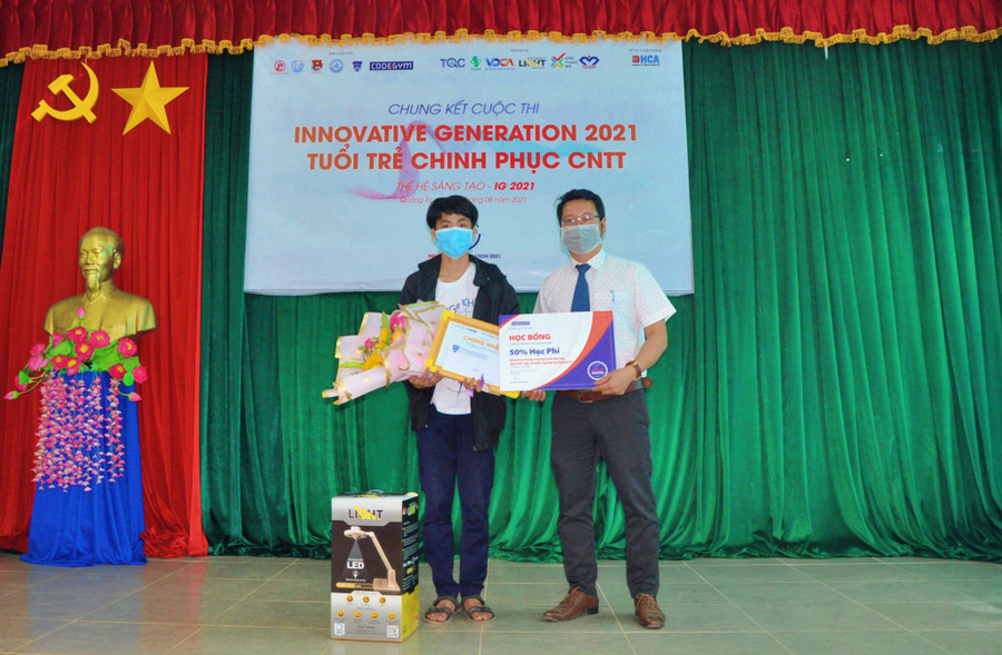 Tiến sĩ Trương Chí Hiếu, Giám đốc Phân hiệu Đại học Huế tại Quảng Trị, trao giải Nhì cho đại diện nhóm LQD-DeepDR (Trường THPT Chuyên Lê Quý Đôn). Ảnh: Thanh Lộc