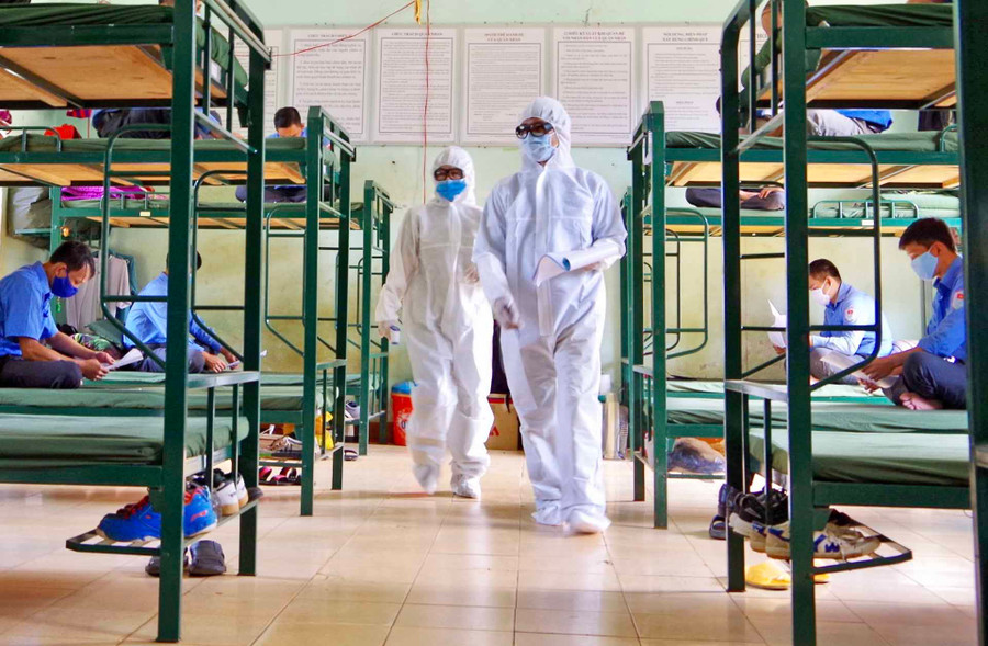 -Người dân từ các vùng dịch ồ ạt về tỉnh khiến các khu cách ly tập trung quá tải trong thời gian gần đây. Ảnh: Như Nguyện