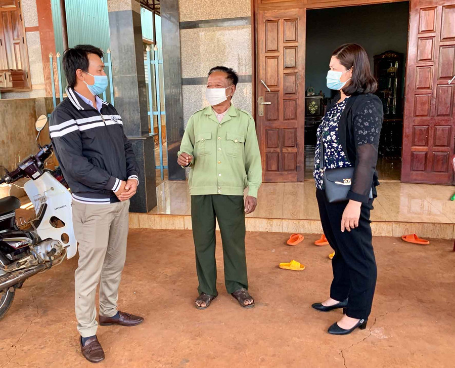  Ông Rơ Mah Chuin (ở giữa)-già làng Sung O-Boong Nga (xã Ia O) là tấm gương điển hình trong học tập và làm theo tư tưởng, đạo đức, phong cách Hồ Chí Minh. Ảnh: Hà Duy