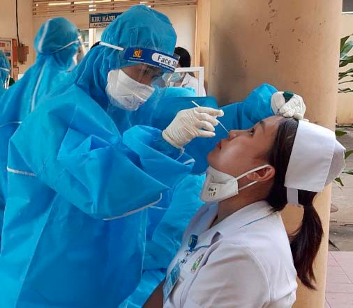 Lấy mẫu xét nghiệm cho nhân viên y tế tại Bệnh viện Đa khoa tỉnh. Ảnh: Như Nguyện