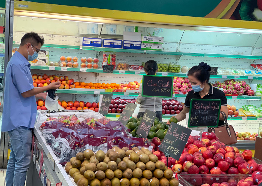 Trước khi đưa vào hoạt động trở lại, Siêu thị Vinmart Pleiku đã thực hiện phun khử khuẩn toàn bộ bên trong và bên ngoài khuôn viên. Ảnh: Vũ Thảo