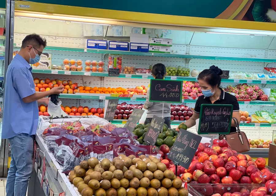 Trước khi đưa vào hoạt động trở lại, Siêu thị Vinmart Pleiku đã thực hiện phun khử khuẩn toàn bộ bên trong và bên ngoài khuôn viên. Ảnh: Vũ Thảo