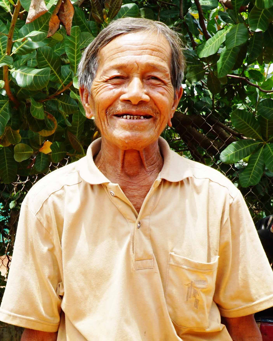 Ông Khuyên Đông, sinh năm 1944, cán bộ hưu trí, người được đặt tên cho thác. Ảnh N.Q.T