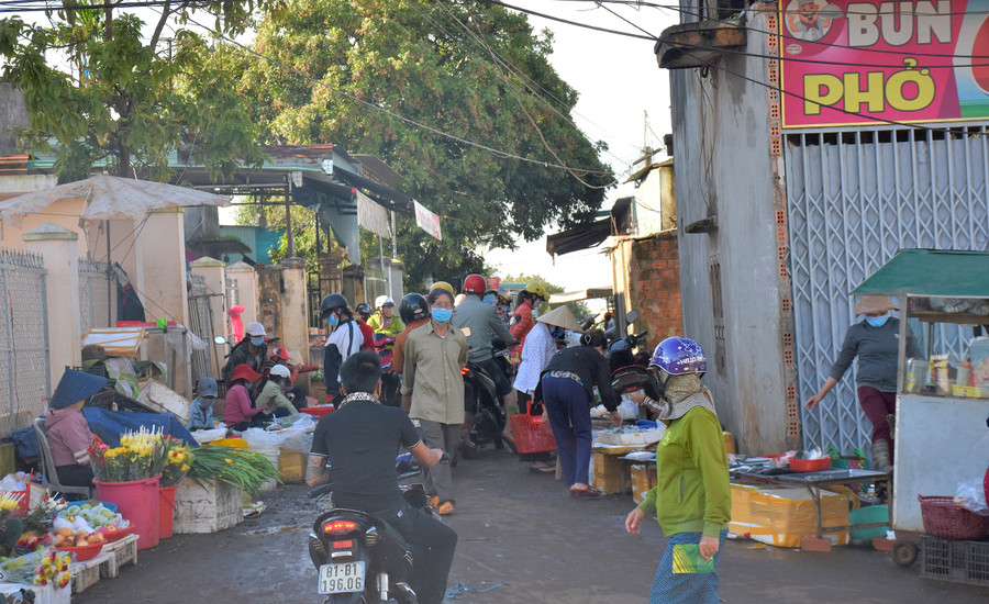 Một góc chợ xã Biển Hồ trong buổi sáng đầu tiên thành phố thực hiện giãn cách xã hội theo Chỉ thị 16. Ảnh: Trần Dung