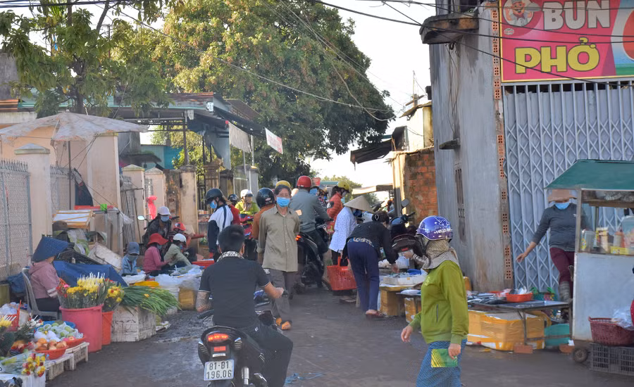 Một góc chợ xã Biển Hồ trong buổi sáng đầu tiên thành phố thực hiện giãn cách xã hội theo Chỉ thị 16. Ảnh: Trần Dung