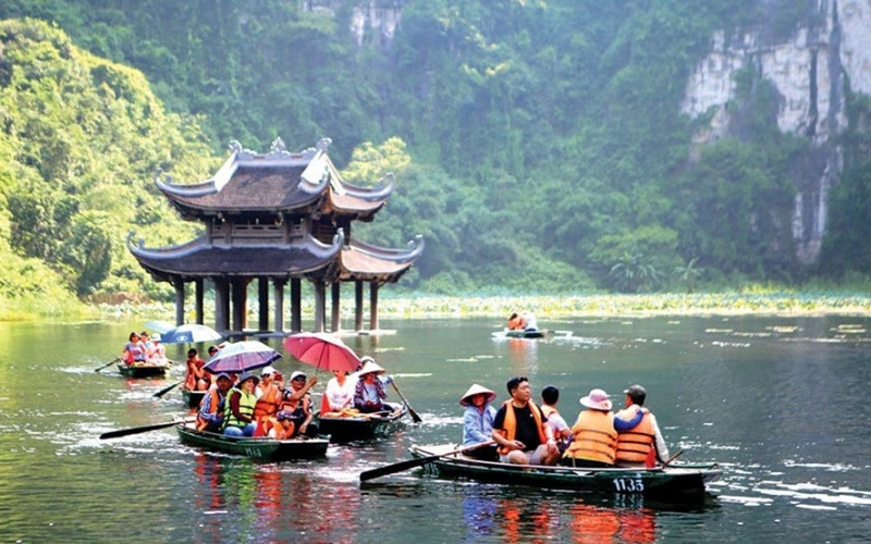 Du khách tham quan Quần thể danh thắng Tràng An, Ninh Bình. Ảnh: Hồng Hạnh