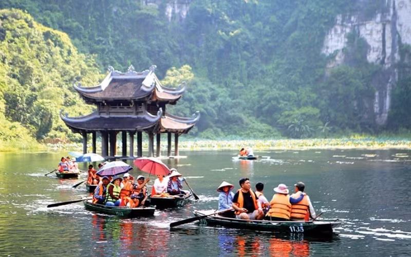 Du khách tham quan Quần thể danh thắng Tràng An, Ninh Bình. Ảnh: Hồng Hạnh