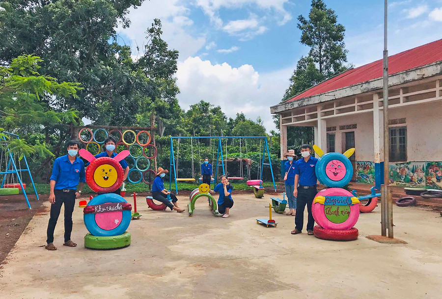 Công trình vui chơi cho các em thiếu nhi do Đoàn trường THPT Trường Chinh, Đoàn trường THCS-THPT Nguyễn Văn Cừ, Đoàn xã Bờ Ngoong (huyện Chư Sê) phối hợp thực hiện. Ảnh: Phan Lài