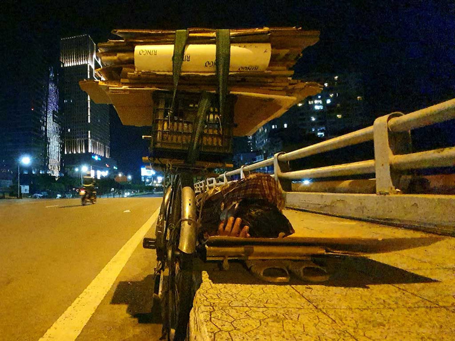 Không có tiền thuê trọ, ông Nguyễn Thanh Hoàng, 50 tuổi, ra cầu Văn Thánh ngủ