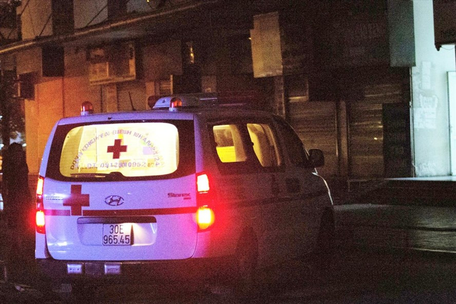 Xe cứu thương đưa thi thể cháu bé xấu số đến nhà xác bệnh viện vào rạng sáng ngày 4.8. Ảnh: GK Xe cứu thương đưa thi thể cháu bé xấu số đến nhà xác bệnh viện vào rạng sáng ngày 4.8. Ảnh: GK