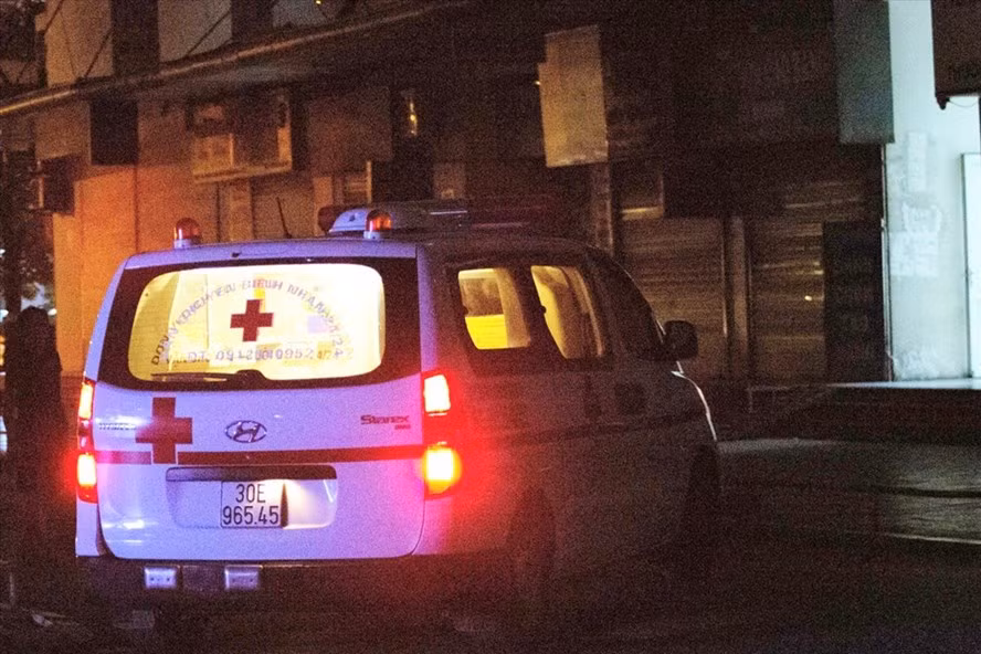 Xe cứu thương đưa thi thể cháu bé xấu số đến nhà xác bệnh viện vào rạng sáng ngày 4.8. Ảnh: GK Xe cứu thương đưa thi thể cháu bé xấu số đến nhà xác bệnh viện vào rạng sáng ngày 4.8. Ảnh: GK