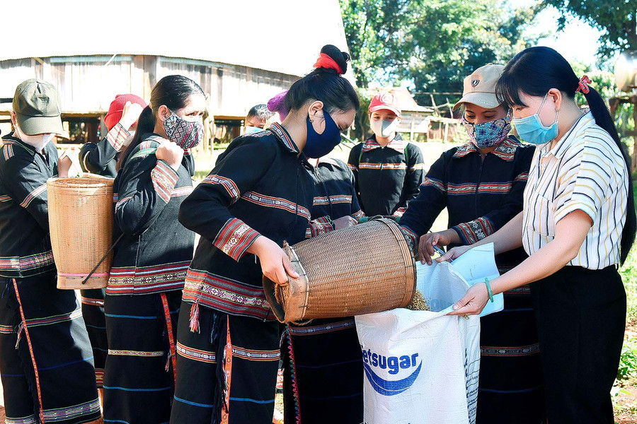 3.“Kho thóc tình thương” của làng Chóp (xã Lơ Pang) được chị em phụ nữ duy trì từ năm 2016 đến nay giúp nhiều hội viên phụ nữ vượt qua khó khăn.