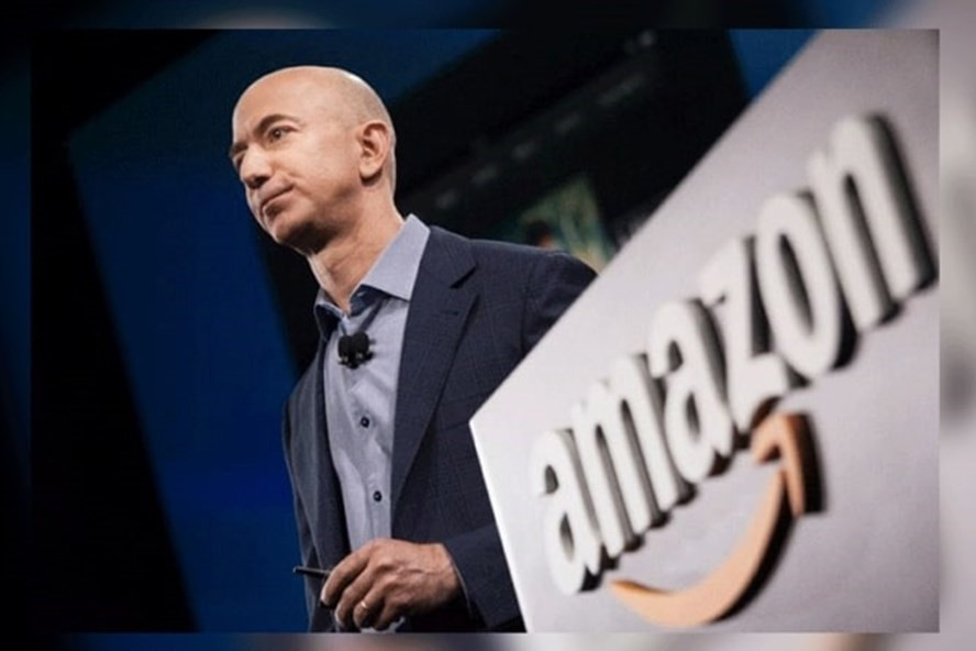 Tỉ phú Jeff Bezos đã bị soán ngôi vị ''người giàu nhất hành tinh''. Ảnh: AFP