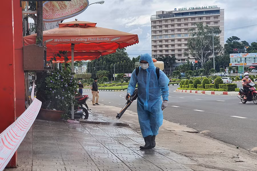 Phun khử khuẩn các điểm liên quan tới ca nhiễm Covid-19 tại TP. Pleiku. Ảnh: Bá Bính 