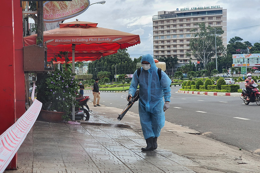 Phun khử khuẩn các điểm liên quan tới ca nhiễm Covid-19 tại TP. Pleiku. Ảnh: Bá Bính 