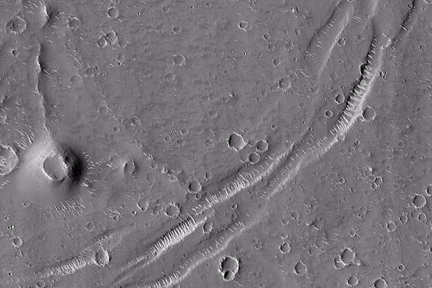 Phát hiện miệng núi lửa ma trên sao Hỏa. Ảnh: HiRISE