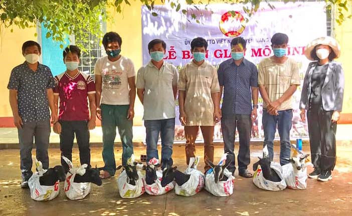 Đại diện Ủy ban MTTQ Việt Nam huyện Mang Yang trao dê sinh sản cho các gia đình hộ nghèo tại xã Kon Chiêng. Ảnh: Thanh Nga