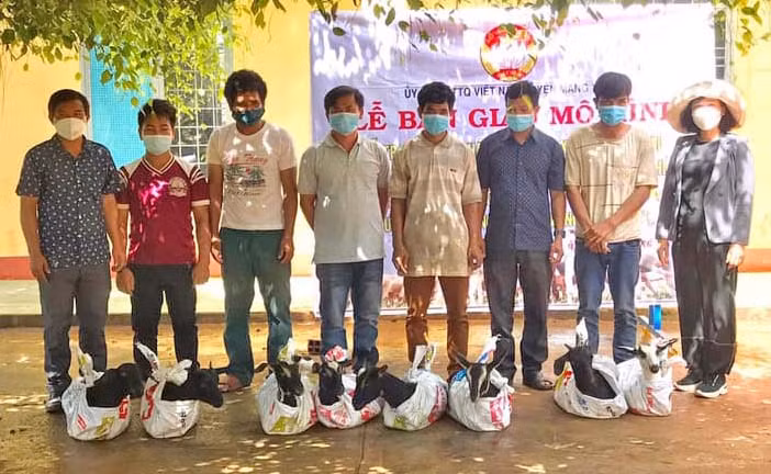 Đại diện Ủy ban MTTQ Việt Nam huyện Mang Yang trao dê sinh sản cho các gia đình hộ nghèo tại xã Kon Chiêng. Ảnh: Thanh Nga