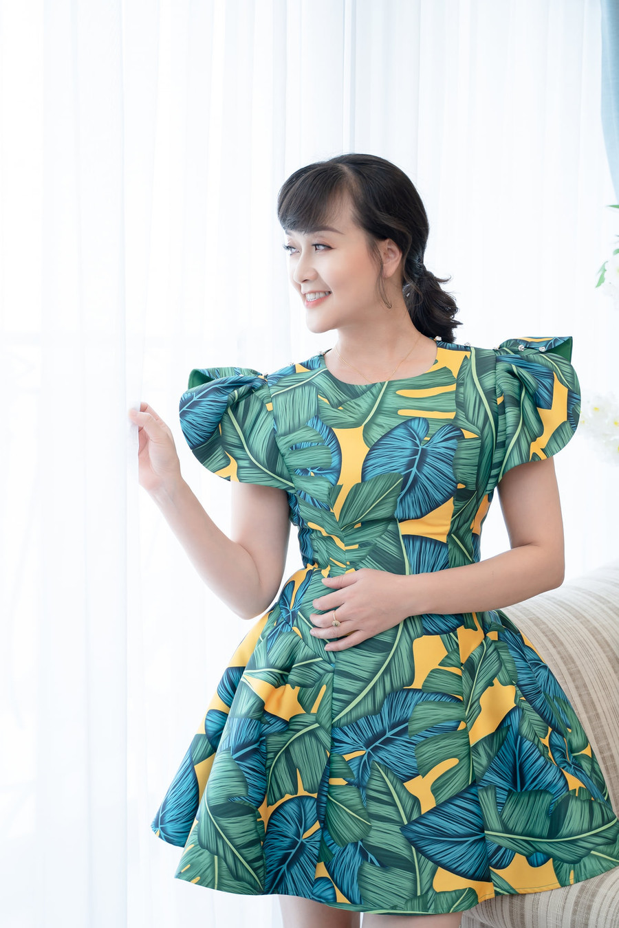 Hồi trẻ, Vân Dung sở hữu nhan sắc xinh đẹp với đôi mắt to tròn cùng nụ cười rạng rỡ. Nữ diễn viên từng tham gia cuộc thi Hoa hậu Việt Nam 1992 (năm Hà Kiều Anh đăng quang) với mục đích động viên chị gái. Thời điểm đó, cô là thí sinh nhỏ tuổi nhất (16 tuổi) và vào top 15 chung cuộc. Đối với nữ nghệ sĩ, việc thi nhan sắc là cuộc dạo chơi của tuổi trẻ chứ không phải nơi bản thân thể hiện đam mê. Ảnh: FBNV