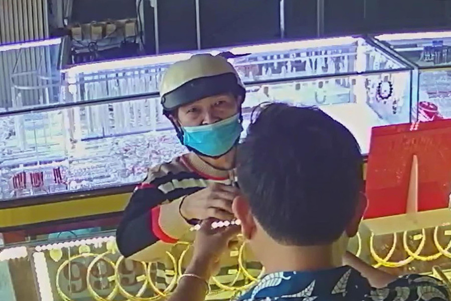 Đối tượng đã trộm 1 chiếc dây chuyền vàng. Ảnh Công an cung cấp  Đối tượng đã trộm 1 chiếc dây chuyền vàng. Ảnh Công an cung cấp