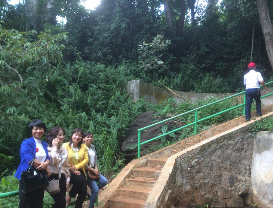  Chị Kiều Phương (bìa trái) thường đưa bạn bè, đồng nghiệp về thăm bến nước tại buôn Kli A, phường Đạt Hiếu, thị xã Buôn Hồ.