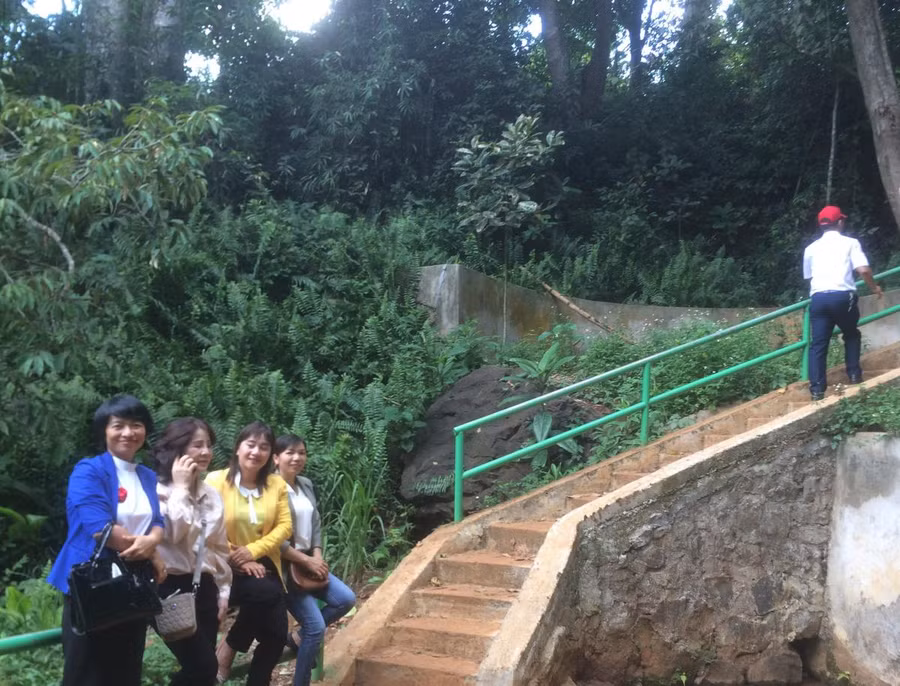  Chị Kiều Phương (bìa trái) thường đưa bạn bè, đồng nghiệp về thăm bến nước tại buôn Kli A, phường Đạt Hiếu, thị xã Buôn Hồ.