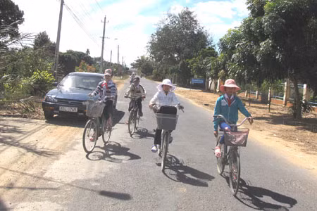 Đường làng xã Hà Mòn. Ảnh: Huỳnh Kiên