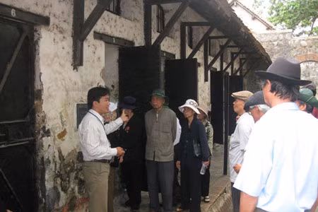 Đoàn cựu tù chính trị Gia Lai thăm một trại giam. Ảnh: T.D 