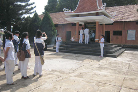 Dâng hương tưởng niệm tại Nhà lao. Ảnh: Hà Duy Dâng hương tưởng niệm tại Nhà lao. Ảnh: Hà Duy