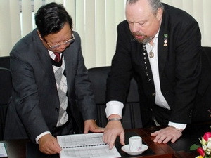 Đại diện đoàn VVA trao hồ sơ và các thông tin về địa điểm hy sinh của bộ đội Việt Nam trong chiến tranh. Đại diện đoàn VVA trao hồ sơ và các thông tin về địa điểm hy sinh của bộ đội Việt Nam trong chiến tranh.