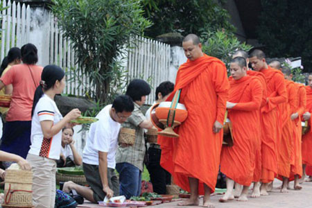 Các nhà sư khất thực. Ảnh: K.N.B Các nhà sư đi khất thực. Ảnh: K.N.B