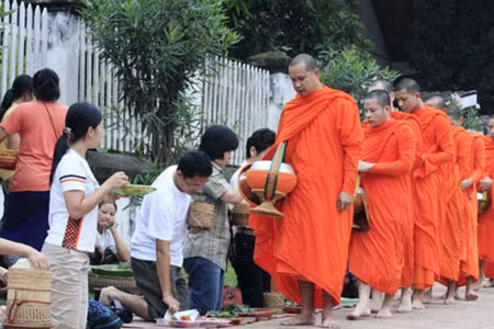 Các nhà sư đi khất thực. Ảnh: K.N.B