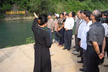 Trước suối Lê Nin.