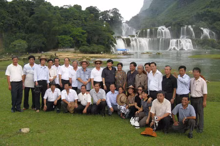 Thăm thác Bản Giốc. 